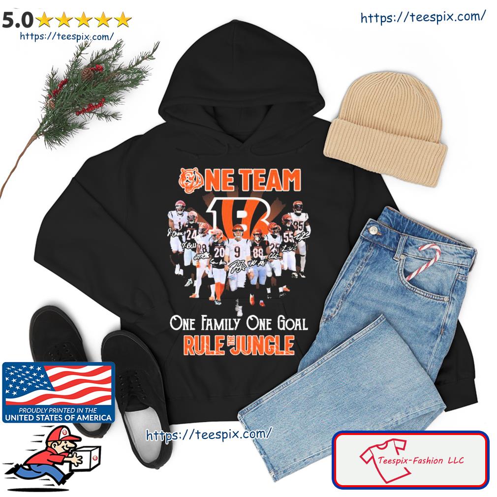 One Team One Family One Goal Rule The Jungle Cincinnati Bengals Signatures Shirt hoodie